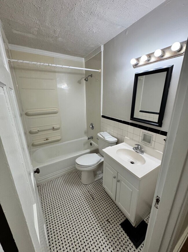 Building Photo - W. Collins Ct., 210 1/2