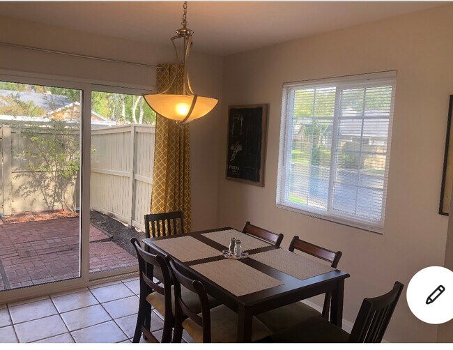 Dinig Room - 39 Thicket