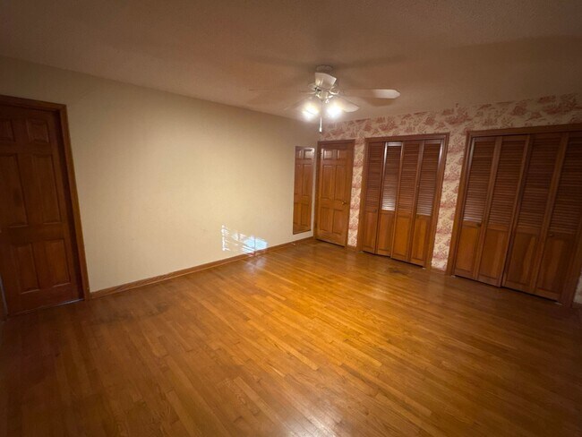 Building Photo - 3 Bedrooms! 2 Bath! Kickapoo Schools! Vill...