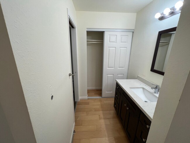 Building Photo - Spacious 2 bed 2.5 bath townhouse close to...