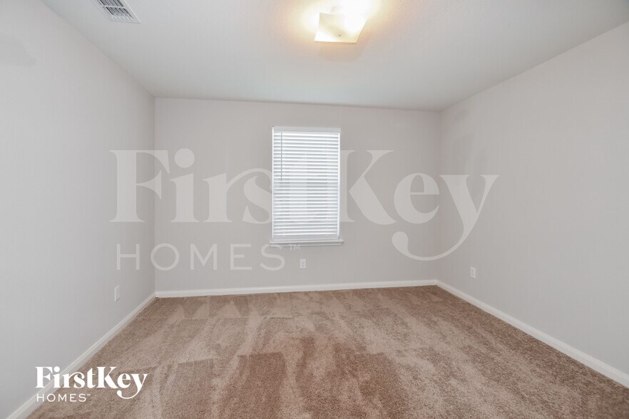 Building Photo - 9005 Woodfern Dr