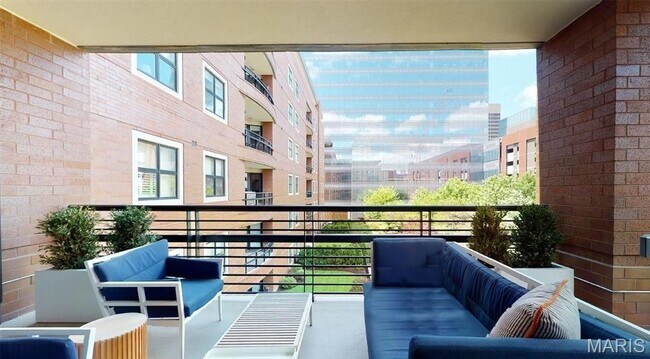 Building Photo - 155 Carondelet Plaza