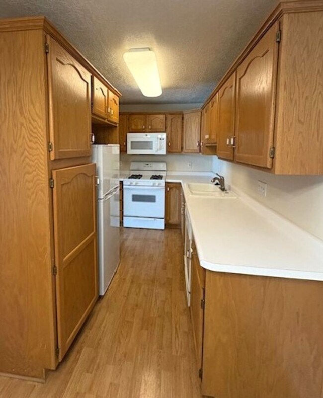 Building Photo - 2 Bedroom Condo in Millcreek!