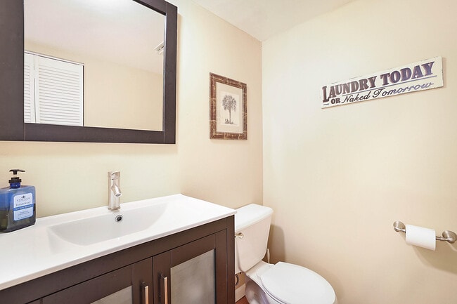 Building Photo - 825 Center St