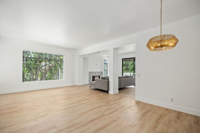 Building Photo - 31 Oak Knolls