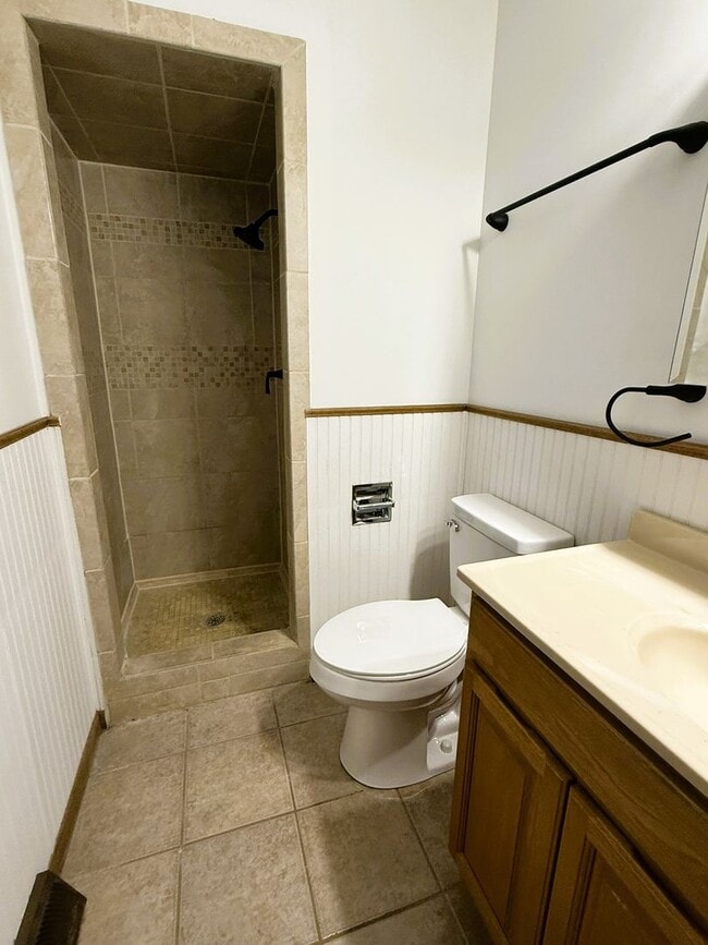 Building Photo - 4 bedroom home with 2 Garages, Finished Basement & Fenced Yard