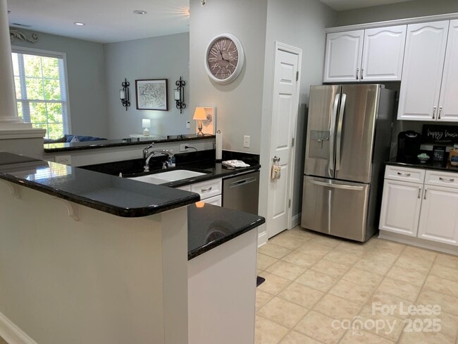 Building Photo - 9033 Rosalyn Glen Rd