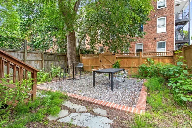 Building Photo - $2,890 / 2 br / 2 ba / 1,400 sqft