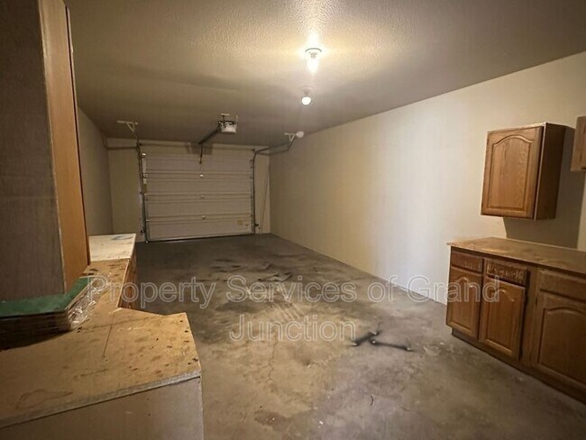 Building Photo - 585 1/2 Belhaven Way