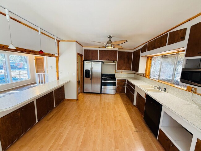 Building Photo - Pet friendly 3 bed 2 bath unit with all utilities included