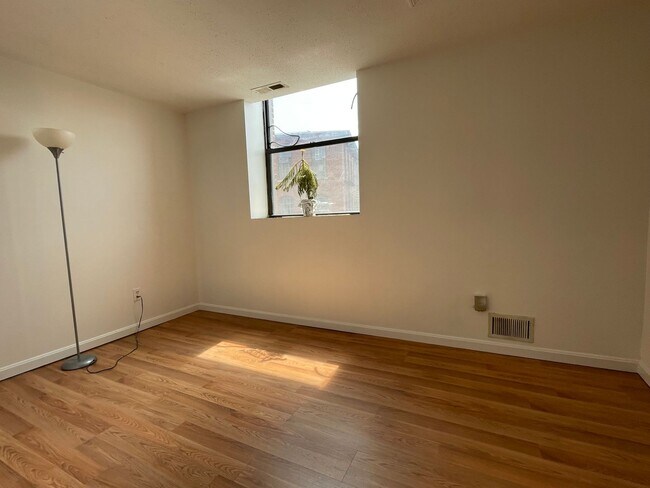Building Photo - 34 Newhall St