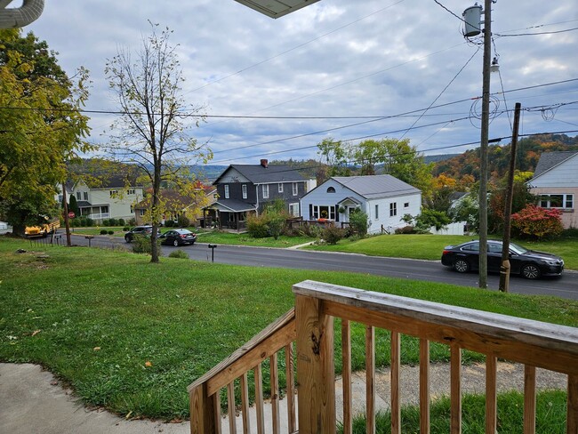 Building Photo - 3 bed/1.5 bath house near Sabraton