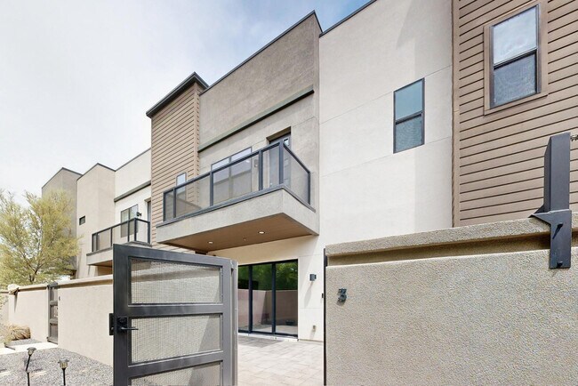 Building Photo - 2645 E Osborn Rd