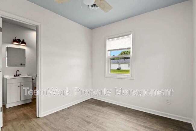 Building Photo - 3033 Azalea Dr
