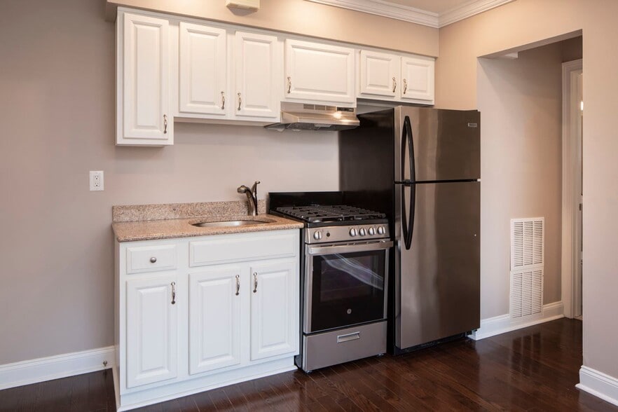 Interior Photo - Cambridge Manor