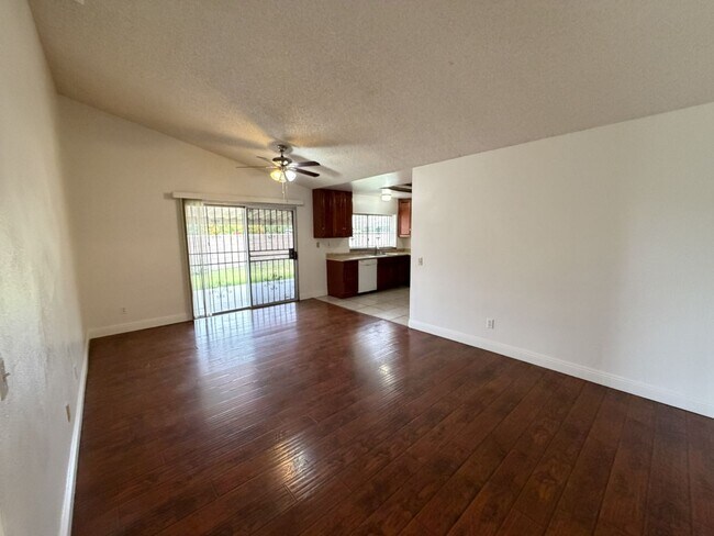 Building Photo - 560 S Quince Ave