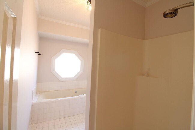 Building Photo - Awesome 3 bedroom home in a great area!