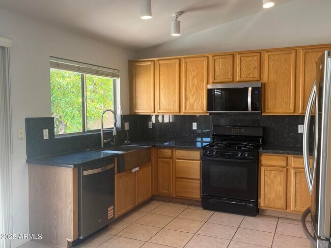Building Photo - 1171 W Goldfinch Way