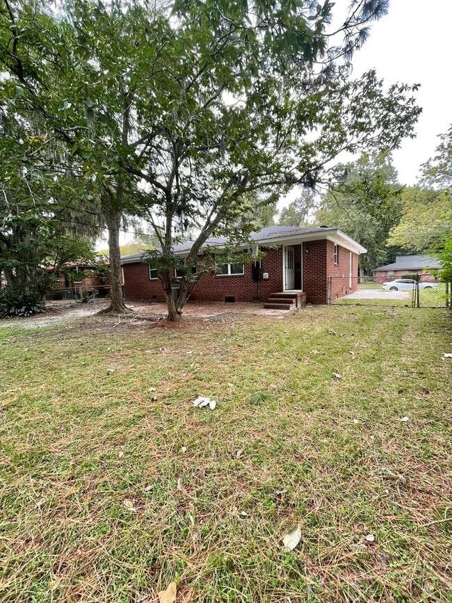 Building Photo - For Rent – Beautifully Renovated 3 Bedroom, 2 Bathroom Home