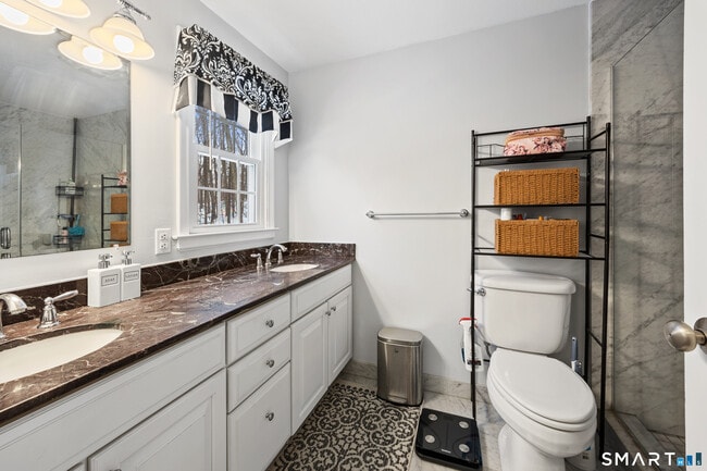 Building Photo - 10 Candlewood Ln