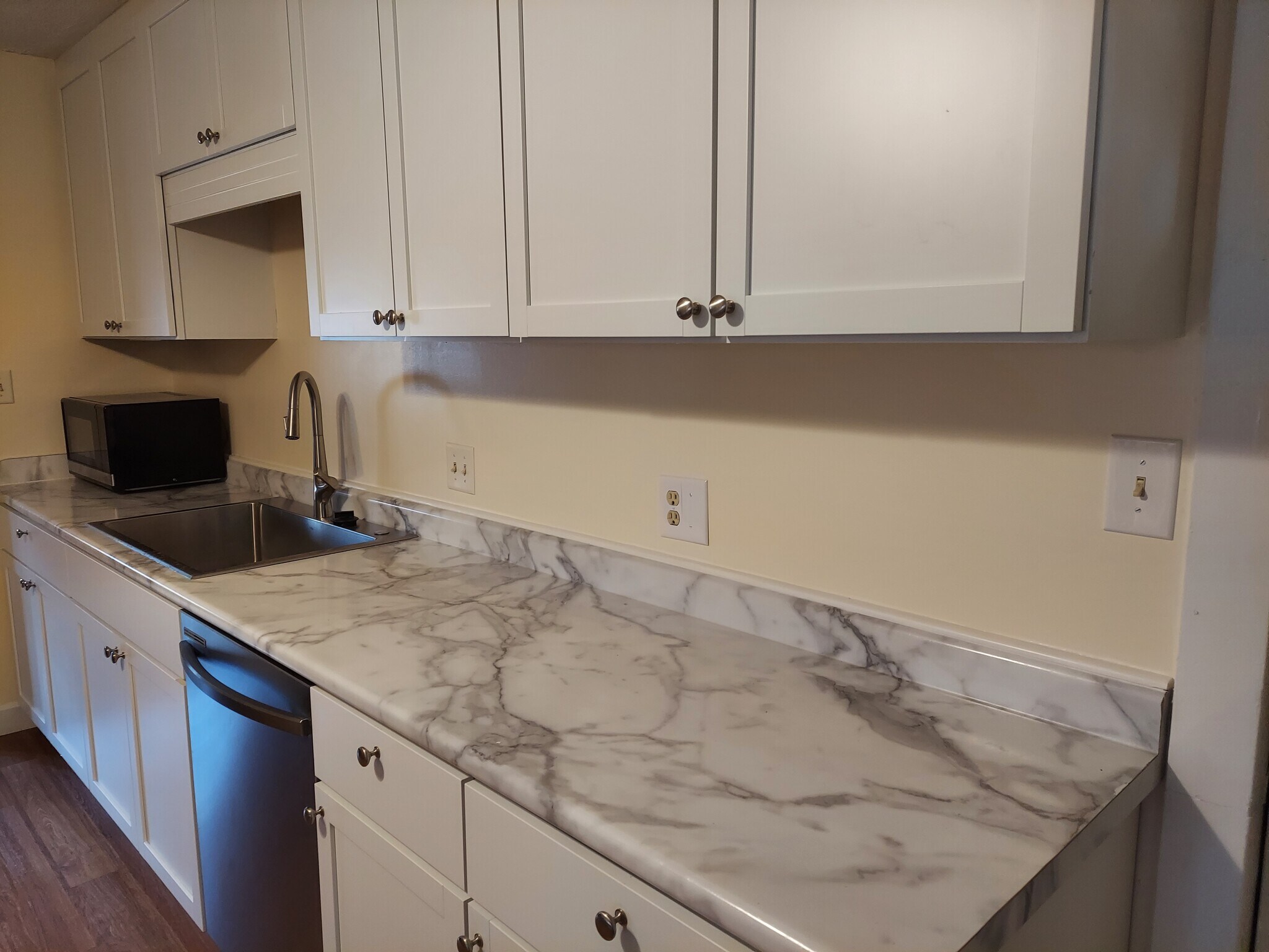 Freshly updated, enormous eat-in kitchen with an eye to functionality and ease. - 1201 N Madison St