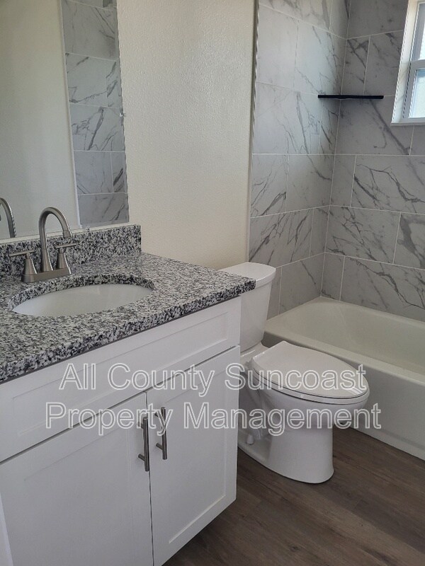 Building Photo - 648 16th Ln