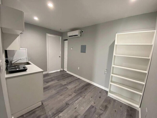 Building Photo - 2126 NW Flagler Terrace