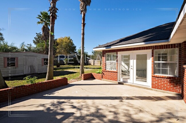 Building Photo - Lovely 3 Bed 2 Bath Brick Home Just Minutes from the Beach!