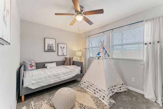 Building Photo - RENOVATED SPACIOUS 3bd / 2.5bath TOWNHOME