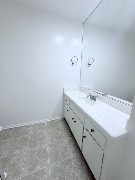 Building Photo - 10634 Holman Ave