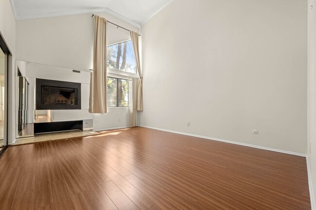 Building Photo - Tarzana Townhome – 2BR/2.5BA + Community P...