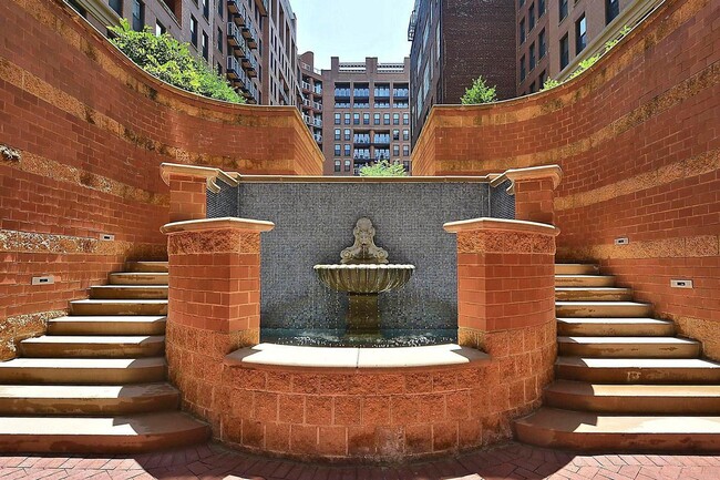 Building Photo - Cozy Studio Condo in Penn Quarter!