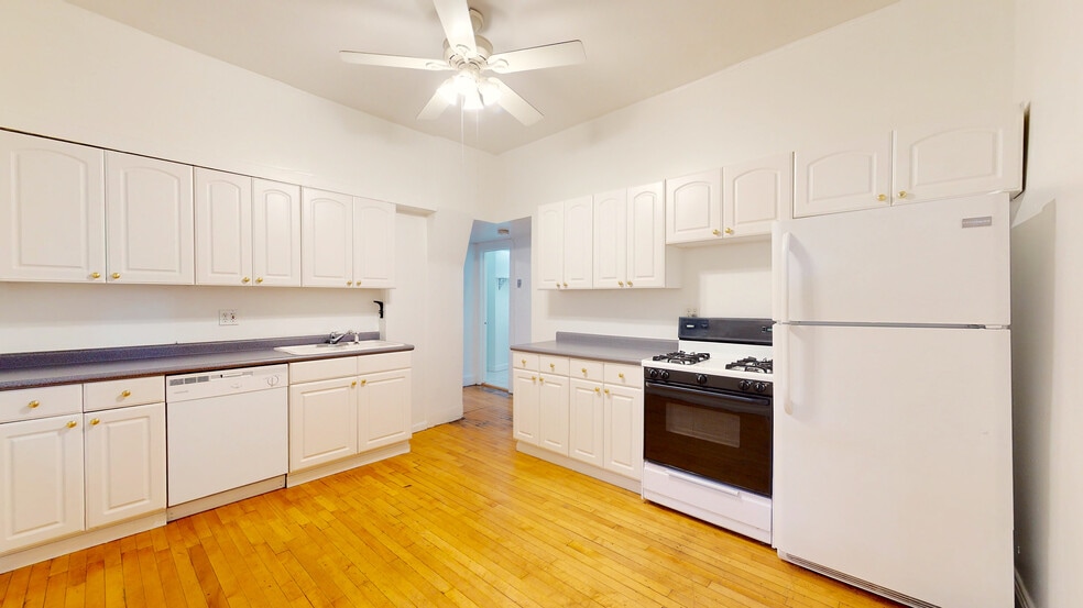 Building Photo - 702 W Schubert Ave