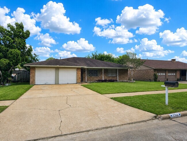 Building Photo - 2701 Henderson Ln