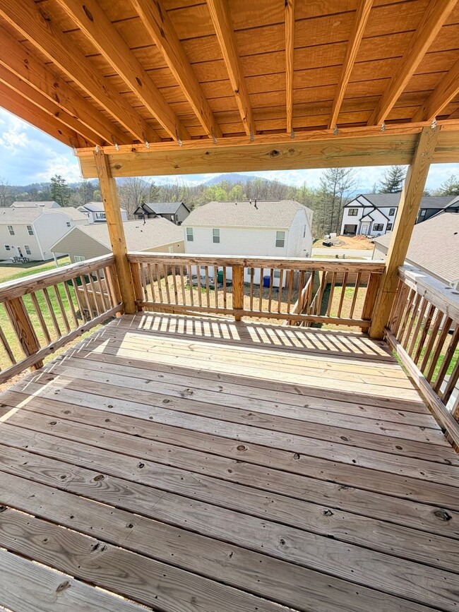 Building Photo - Beautiful 4 Bed, 2.5 Bath Home - Lawn Care Included!