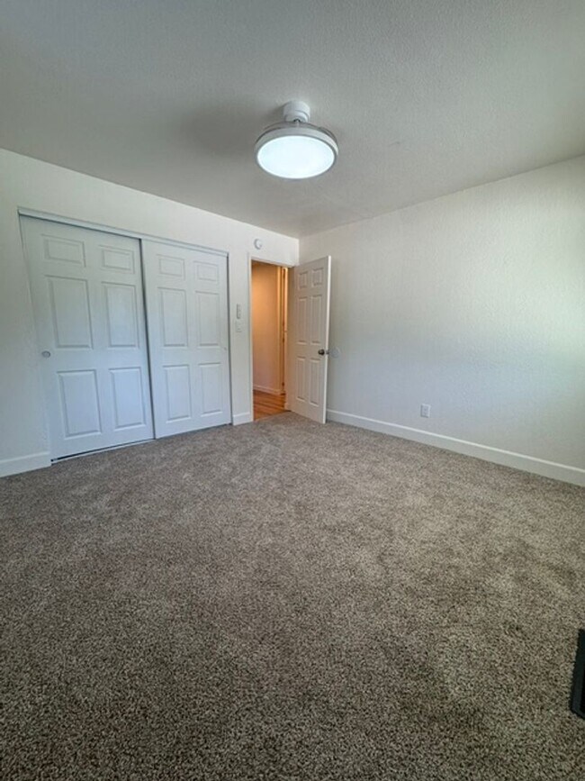 Building Photo - Beautiful 4 Bedroom 2 Bathroom Home with Solar!