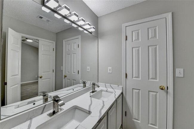 Building Photo - 4061 Howell Park Rd