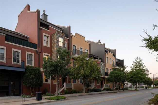 Building Photo - 109 NE 3rd St