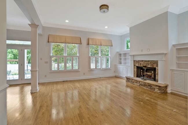 Building Photo - Stunning 4BE/3.5BA home in the very desira...