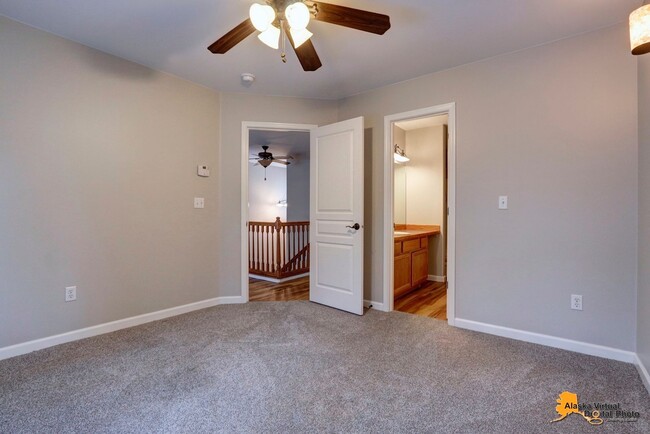 Building Photo - Amberwood Park: Homey Townhouse with Fence...