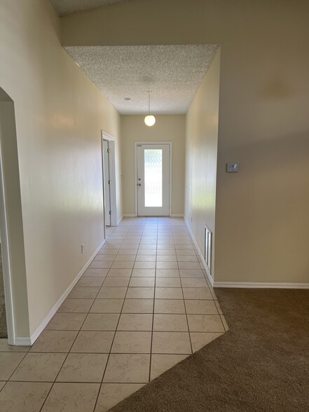 Building Photo - 833 Lake George Dr