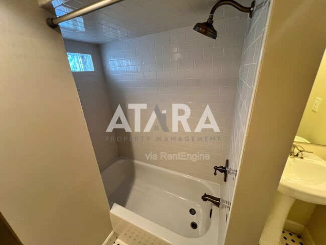 Building Photo - 2559 Wilmington Ave