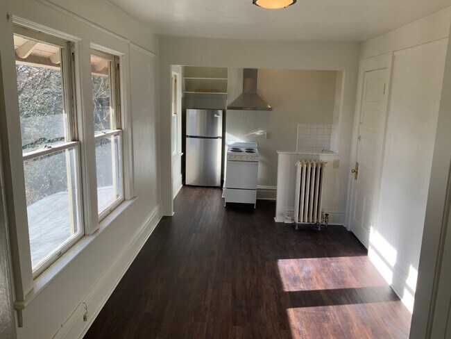 Building Photo - 1 Bedroom, 1 Bath Near Downtown