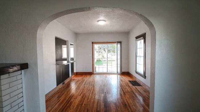 Building Photo - 3 Bedroom House