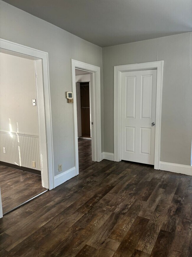 Building Photo - Great Neenah Location