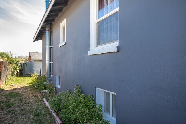 Building Photo - Upstairs Unit, Furnished Home