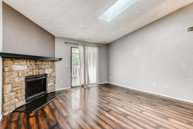 Building Photo - Stunning 2 Bedroom Near Lowry!!!!