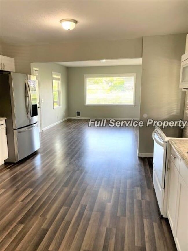 Building Photo - Country charm with Modern day updates!