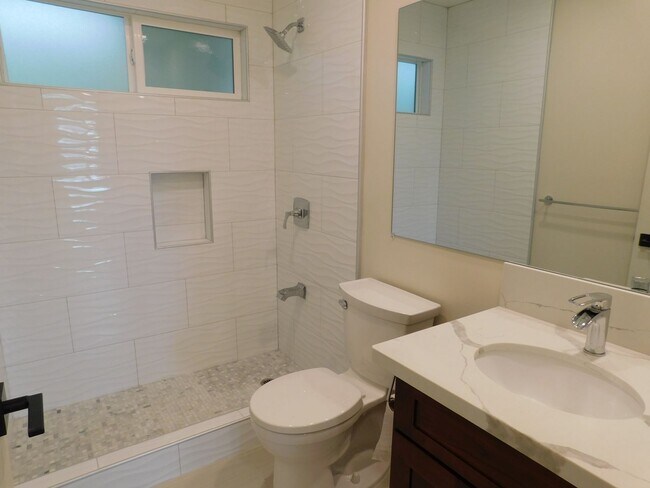 Building Photo - Kailua home on Kawainui canal, paddlers paradise, pet friendly