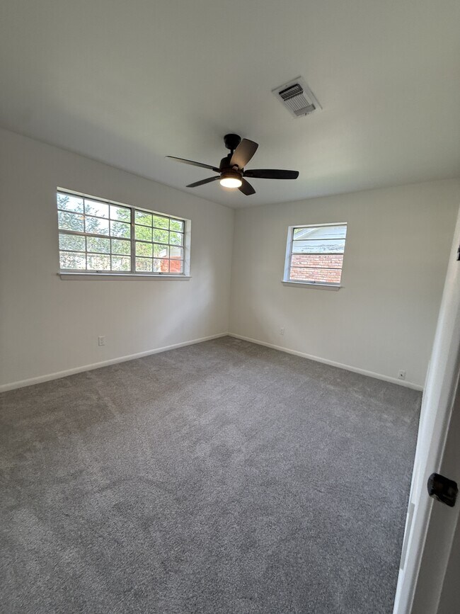 Building Photo - 880 Lockwood Dr